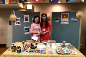 ベトナムの茶と菓子を提供するボランティア女性たち